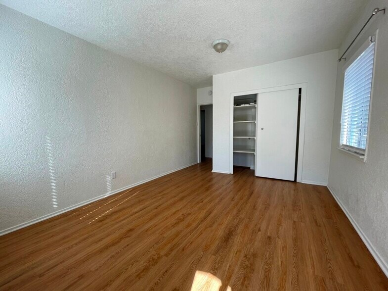 Building Photo - 2212 Ruhland Ave