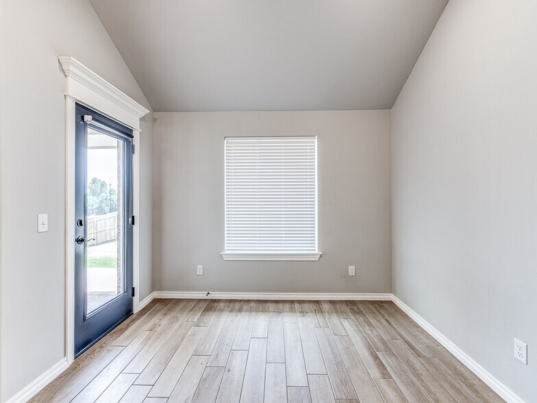 Building Photo - 3716 Pettit Blvd