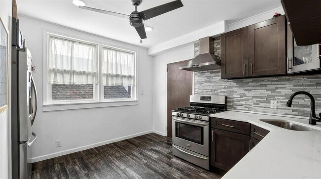 Building Photo - 102 W 43rd St