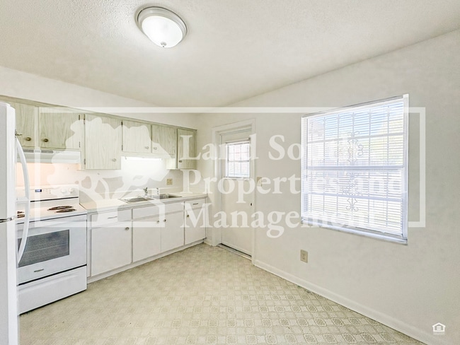 Building Photo - 324 Ariana St