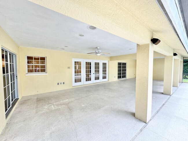 Building Photo - ** BERKSHIRE LAKES ** 3 BED + DEN / 2.5 BA...
