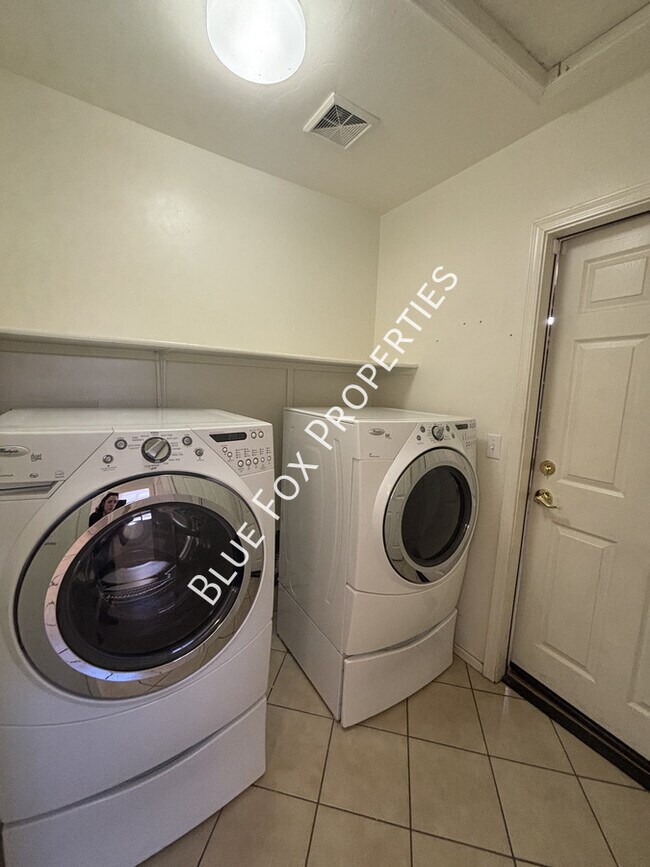 Building Photo - 7135 S Oakbank Dr