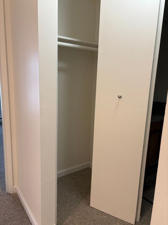 Building Photo - Beautiful townhome in the heart of Tigard ...