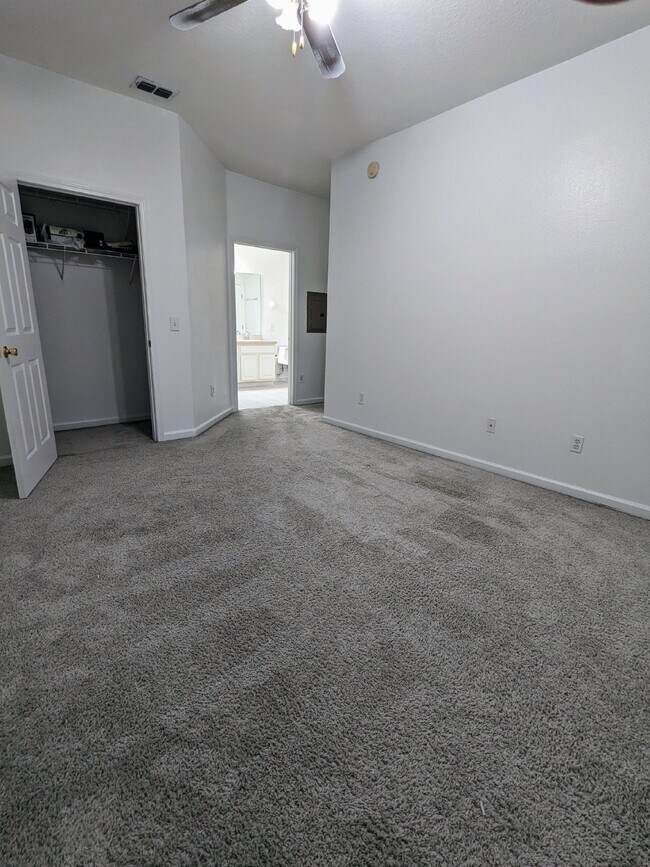 Building Photo - "Beautiful Move-In Ready 3/2 Condo near Town Center & UNF - Lease Today & Pay $0 for March Rent!"