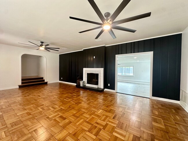 Building Photo - Mid Century Modern Gem!