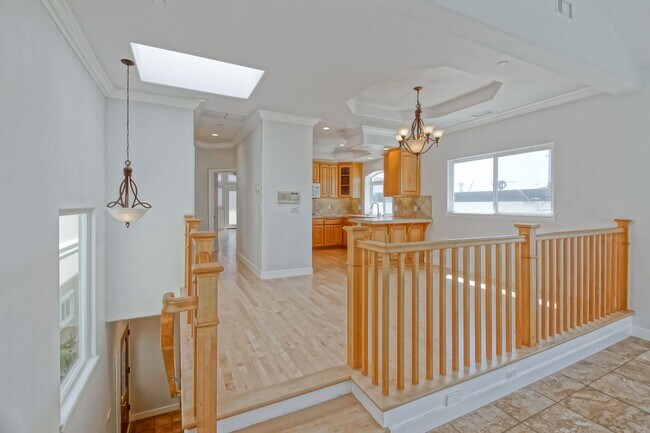 Building Photo - VERY BRIGHT, SPACIOUS & AIRY GOLDEN HILLS ...