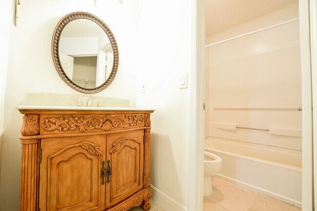 Building Photo - Welcome Home! Bright 2 Bed/2 Bath Condo in...