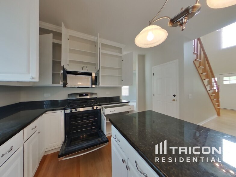 Building Photo - 1318 Deerpath Cir