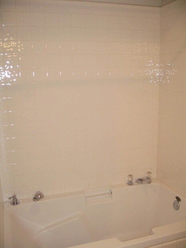 Building Photo - NO PARKING/2+ bed/2 bath top floor condo w...