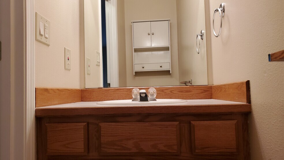 Building Photo - 209 E 18th Ave