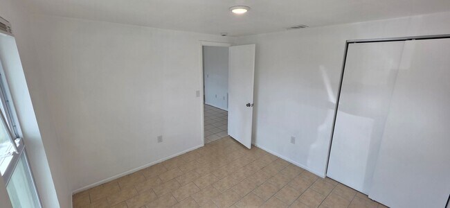 Building Photo - 3 bedroom 2 bath duplex