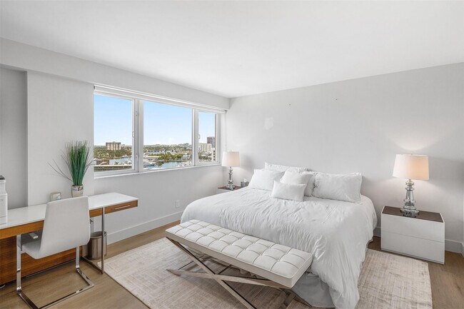 Building Photo - 3000 Holiday Dr