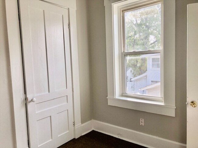 Building Photo - 548 E Pearl St