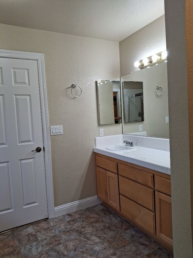 Building Photo - Central Roseville Single Story, 3 Bedroom, 2 Bath, 2 Car Garage Close to schools & Shopping