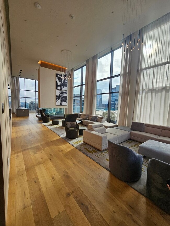 Building Photo - Luxurious High Rise Living in Convenient Downtown Bellevue