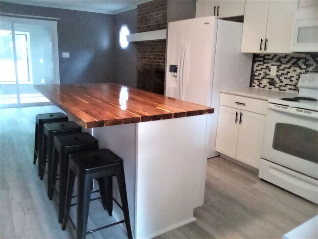 Building Photo - Great home in quiet setting