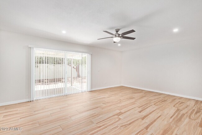 Building Photo - 1337 E Northshore Dr