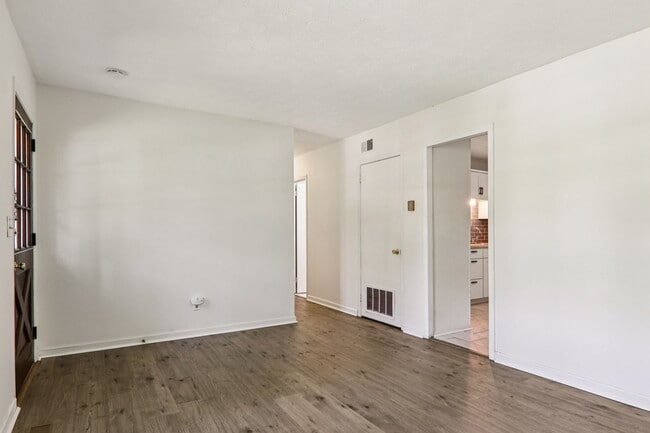 Building Photo - Move In Ready