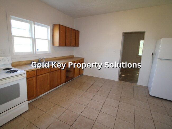 Building Photo - Updated 2 BR 1 BA House with Huge Kitchen and Garage (SECTION 8 APPROVED)