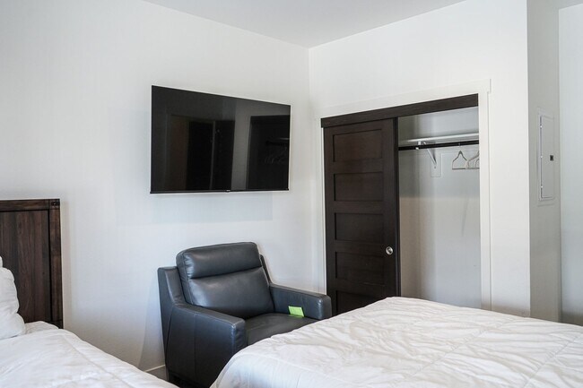 Building Photo - Live Comfortably at CreekHouse – Available...