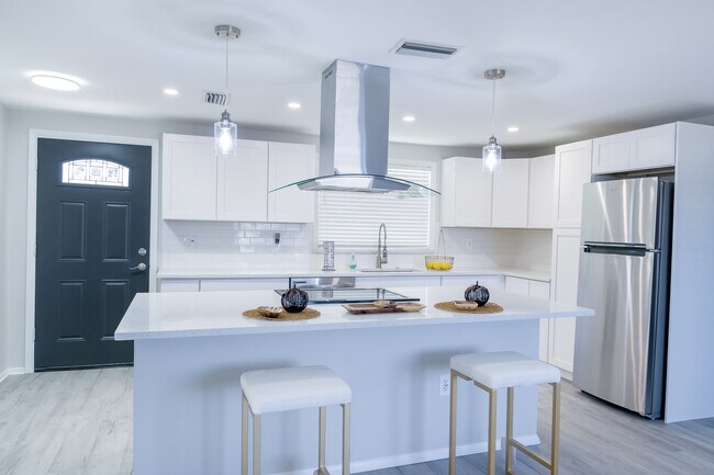 Building Photo - 6443 Lomand Ave