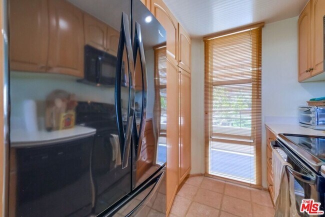 Building Photo - 4337 Marina City Dr