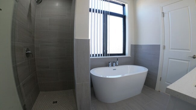 Building Photo - 1701 W Chicago Ave