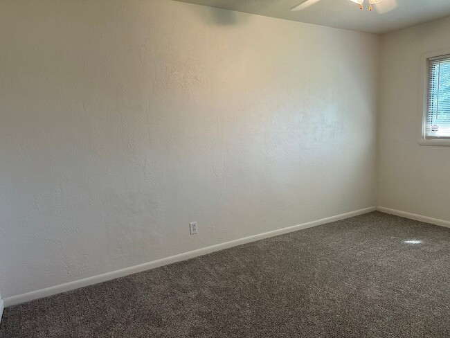 Building Photo - $400 off first months rent!