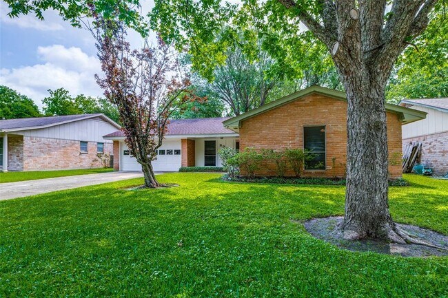 Building Photo - 8915 Bintliff Dr