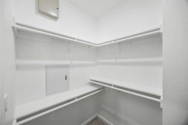 Building Photo - 10214 Hollyglen Dr