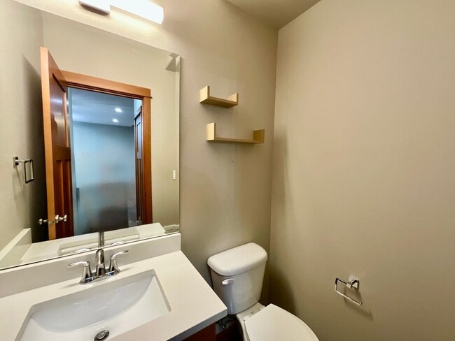 Building Photo - Beautiful 3 Bedroom Townhouse in Everett