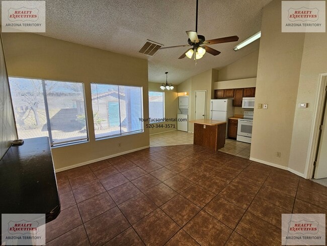 Building Photo - Los Reales & Cardinal area 2/2 with A/C & covered parking