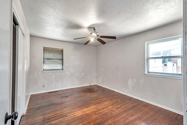 Building Photo - 1311 E 52nd St