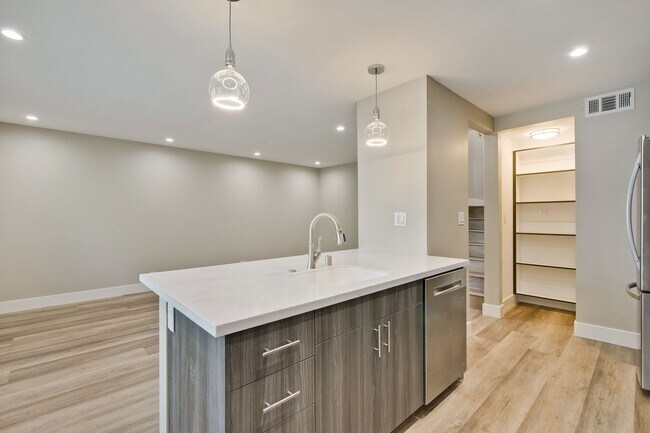 Building Photo - Stunning Modern Almost New Condo, Pets Welcome!