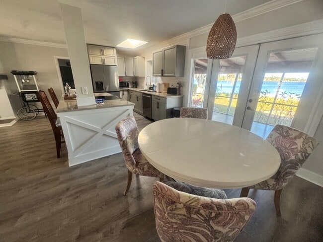 Building Photo - 734 Memorial Dr