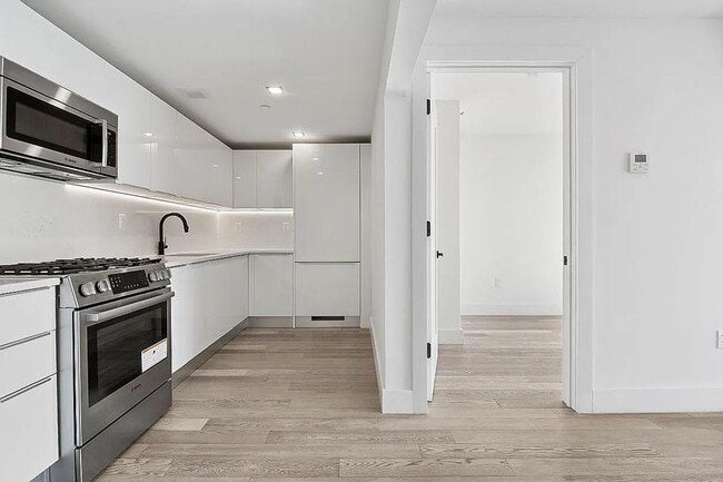 Building Photo - 2218 Ocean Ave