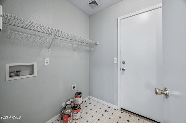 Building Photo - 808 W Roeser Rd