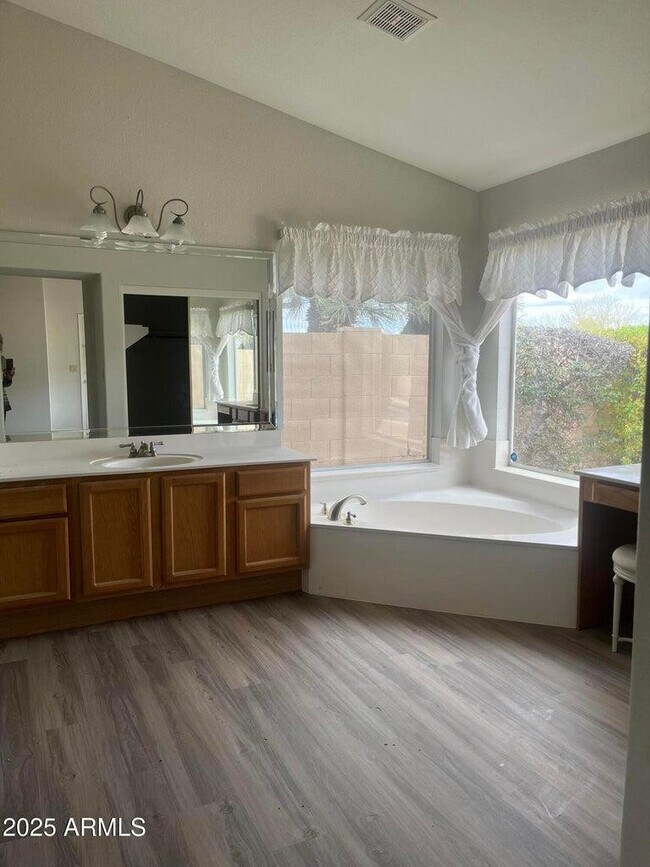 Building Photo - 9440 E Palm Tree Dr