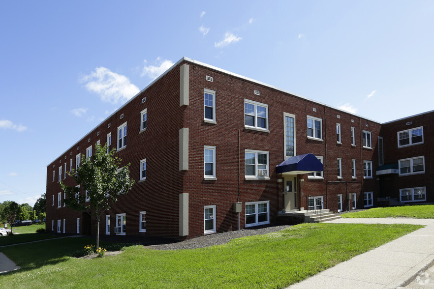 Building Photo - Cedar Glen