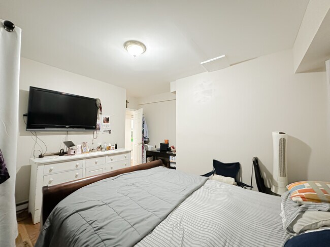 Building Photo - 5335 N California Ave