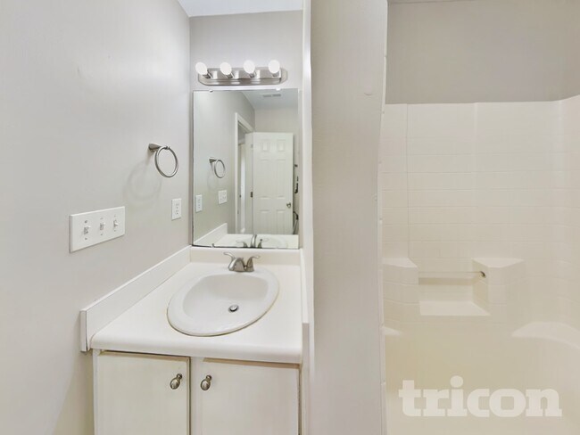 Building Photo - 11 Peridot Pl