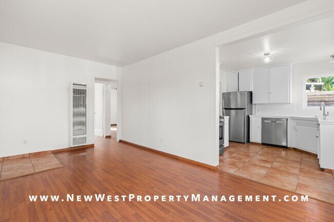 Building Photo - Recently Renovated University Heights 2 Bed 1 Bath with 2 off-street parking spaces! Pet OK!