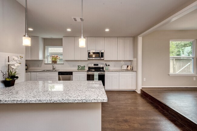 Building Photo - 158 Bluebonnet St