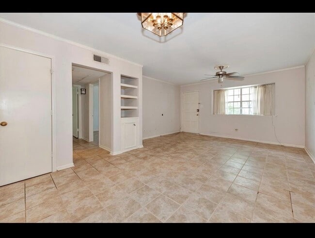 Building Photo - 10122 Shadow Wood Dr