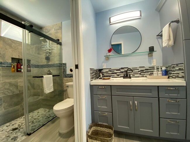 Building Photo - 3-Bed, 2-Bath Custom Furnished Home-Turn K...