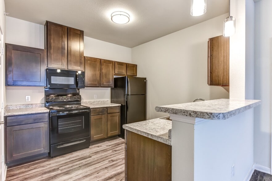 Kitchen with Breakfast Bar - LIVE OAK