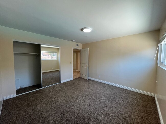 Building Photo - Northridge pool home w/5+3, including down...