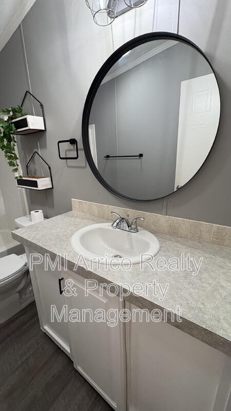 Building Photo - 712 Choo Choo Ln