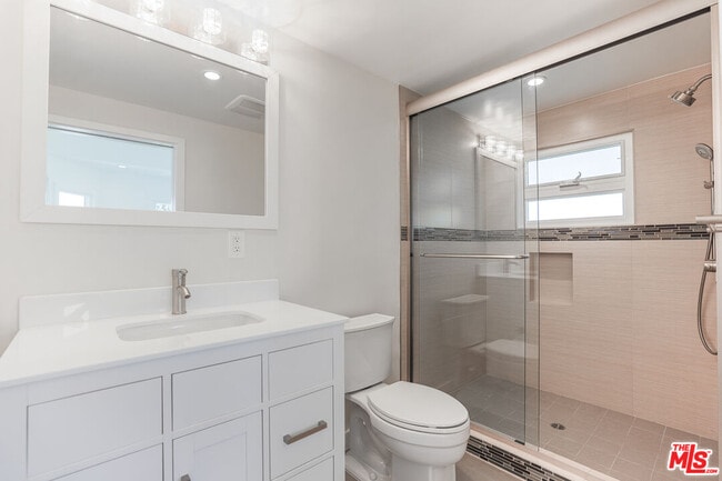 Building Photo - 31 Breeze Ave