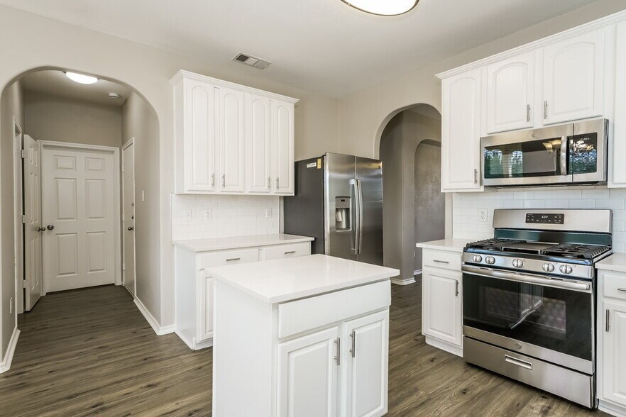 Building Photo - 521 Roundrock Ln